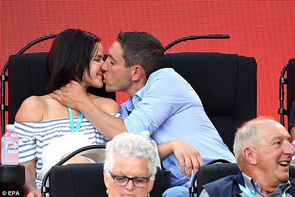 Michelle  Payne boyfriend  Gerard Pardon ....
Michelle and her partner kissing in 2017 Australia Open 