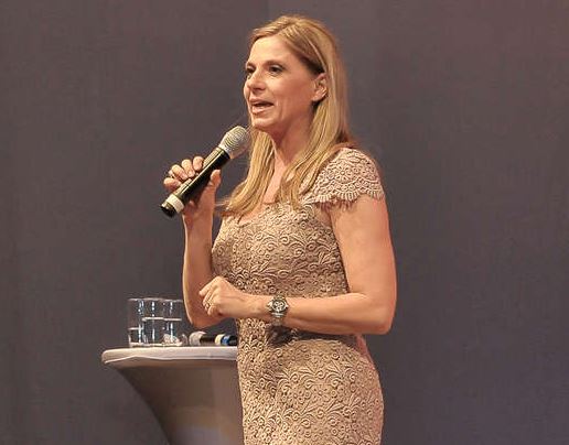 Christa Kummer salary