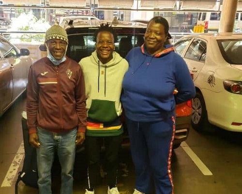 Thembi Kgatlanawith her parents