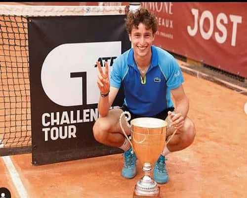 Ugo Humbert avec ses récompenses