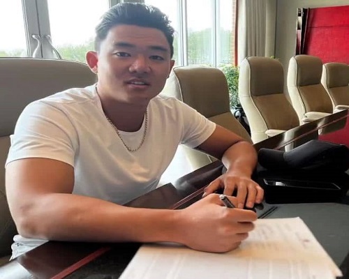 Younghoe Koo singing his contract