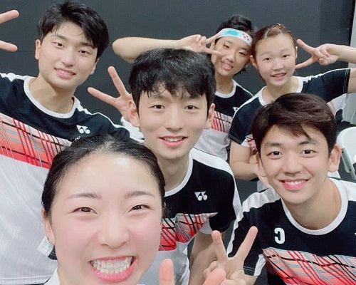 An Se-young with his friends