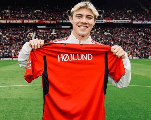 Rasmus Hojlund with his jersey