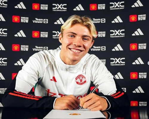 Rasmus Hojlund singing his new contract