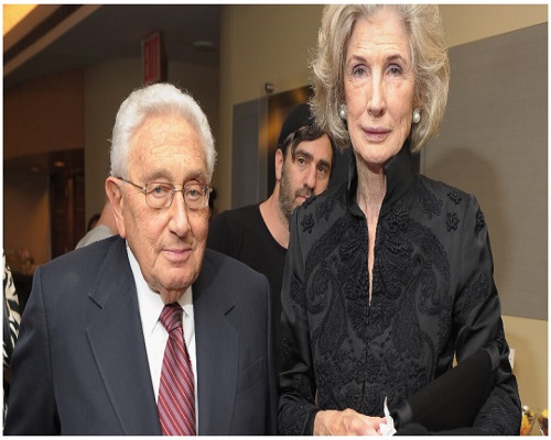 Henry Kissinger with his wife Nancy Maginne