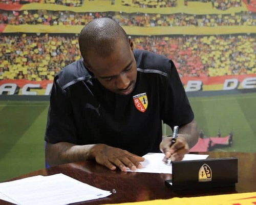 Gael Kakuta affixing his contract
