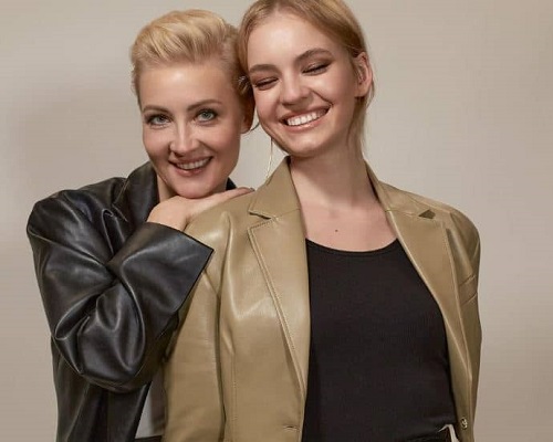 Dasha Navalnaya with her mother