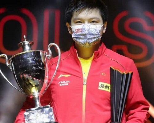 Fan Zhendong with his awards