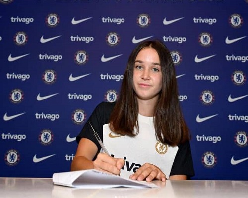 Cerys Brown is singing her contract