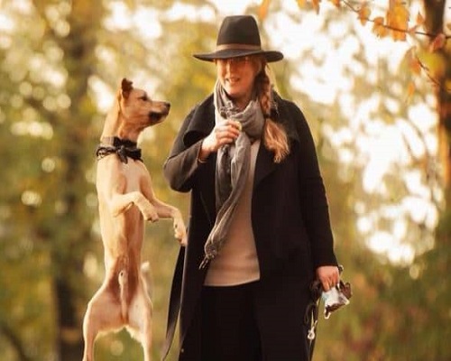 Chelah Horsdal with her pet