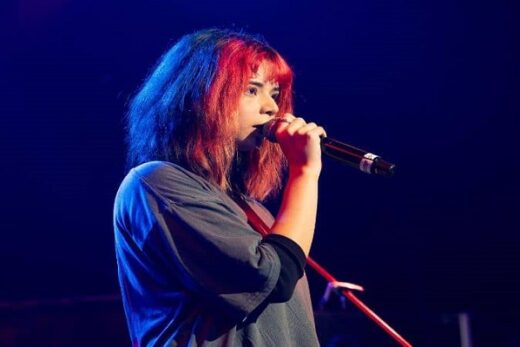 Jenny Juárez, también conocida por el nombre de su proyecto musical Bratty, es una cantautora mexicana.