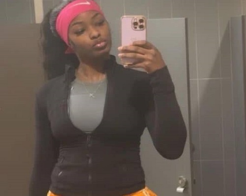 Rickea Jackson with her iPhone