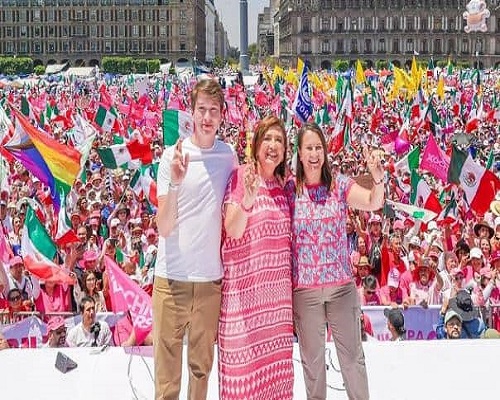 Xóchitl Gálvez with her son and daughter