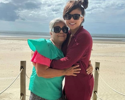 Claudia Gadelha with her mother