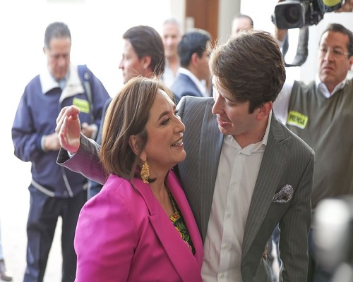 Xóchitl Gálvez with her son