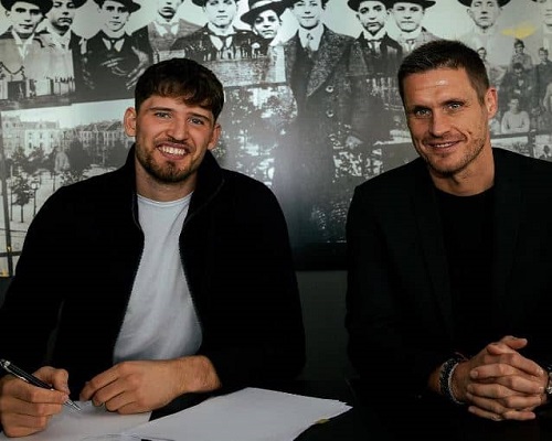 Gregor Kobel is signing his contract