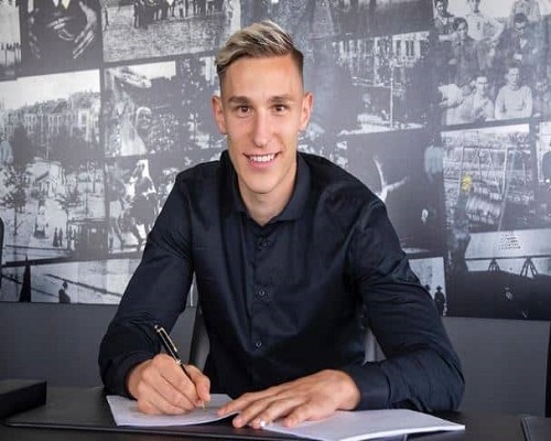 Nico Schlotterbeck is signing his contract