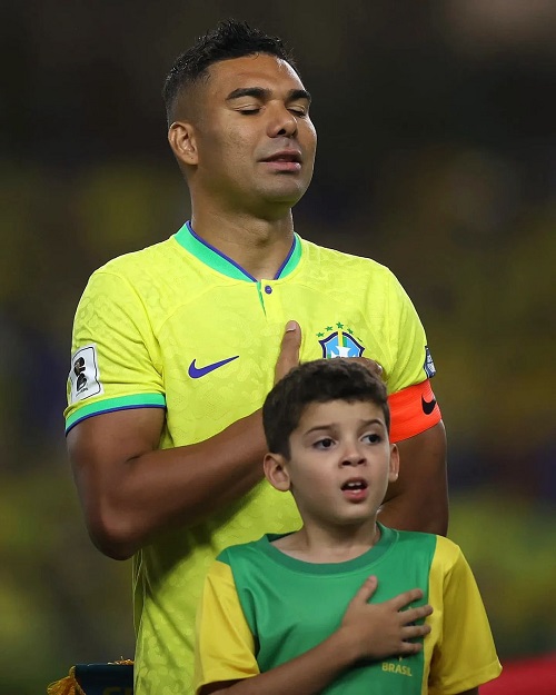 Casemiro with their son