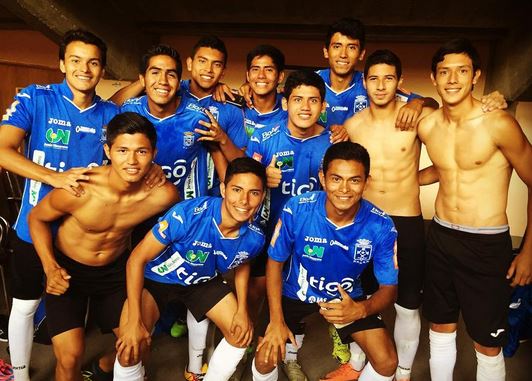 César Menacho con sus compañeros
