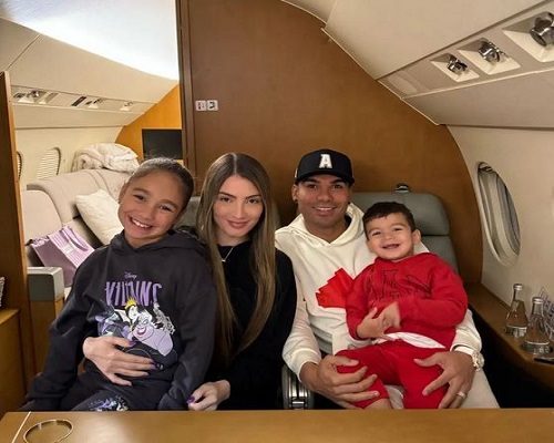 Casemiro with their wife and kids