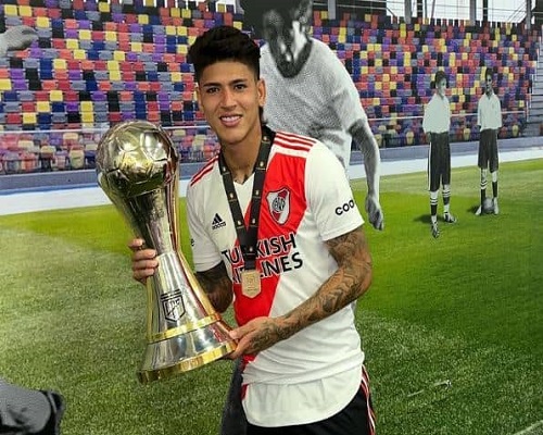 Jorge Carrascal con sus premios