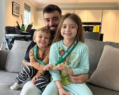 Mittelfeldspieler Bruno mit seinen Kindern
