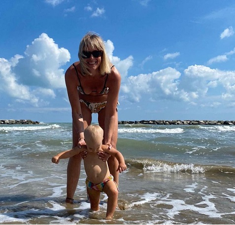 Federica Pellegrini with her kid