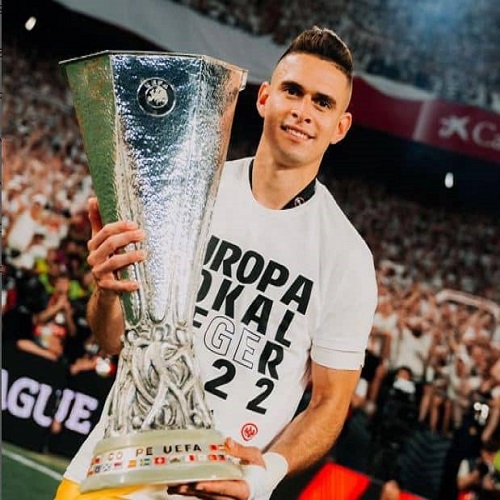 Rafael Santos Borré con sus premios
