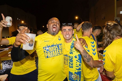 Alberto Moleiro with their senior team members