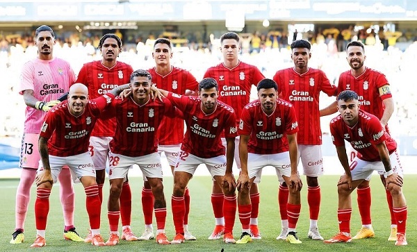 Alberto Moleiro with their team