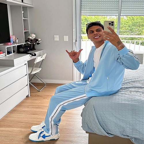 Richard Rios posa mientras se toma una selfie