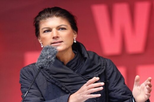 Sahra Wagenknecht ist eine deutsche Politikerin, Ökonomin, Autorin und Publizistin.